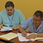 Firma de contrato entre empresa y representantes sindicales.