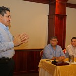 Momento en que el Abogado Julio Pineda explicaba el proceso de negociación.