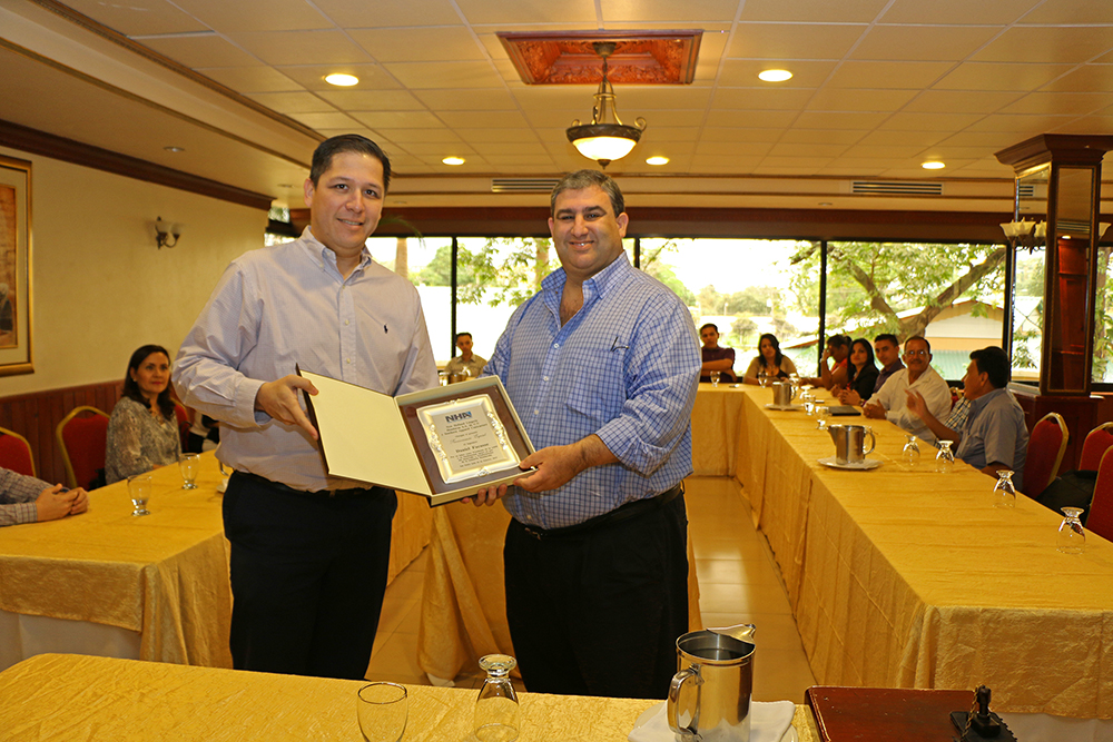 El Ingeniero Daniel Facussé cuando recibía de parte de Alex Gutiérrez el reconocimiento de New Holland.